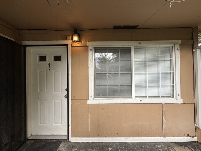 Building Photo - Cozy 1 bed 1 bath apartment Unit 4