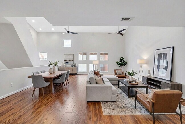 Building Photo - 2605 Calumet St Unit 34