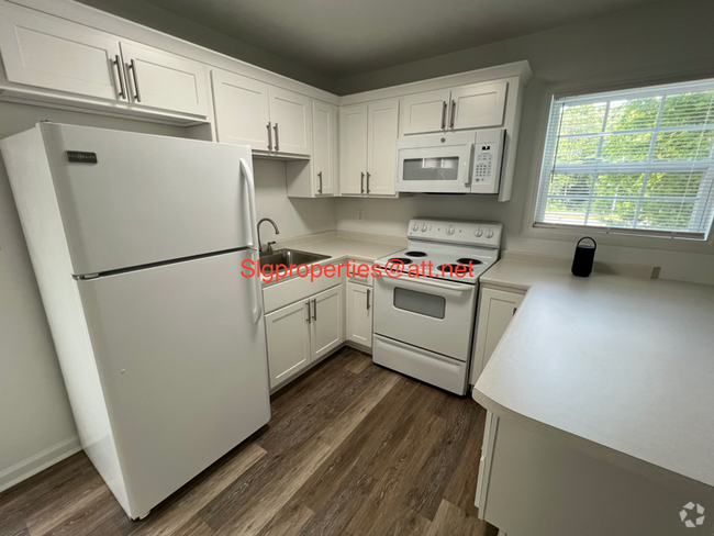 Building Photo - 2 Evelake Dr Rental