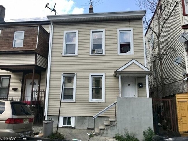 Building Photo - 13 Mary St Unit 2