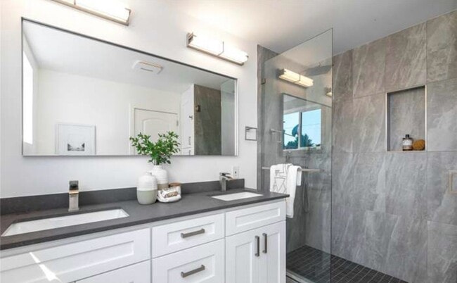 5636 49th Ave SW