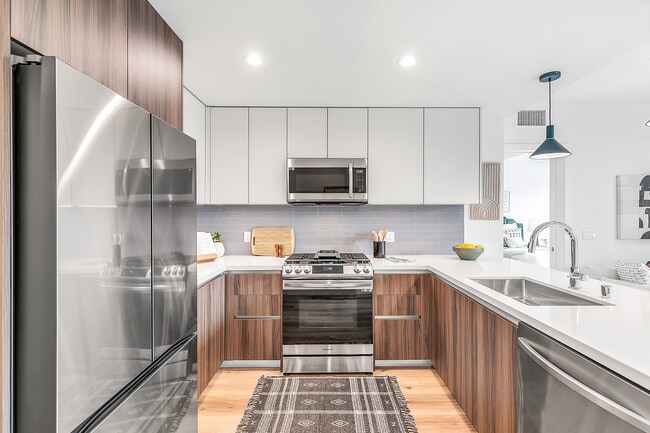 Building Photo - Empire at Larchmont Rental