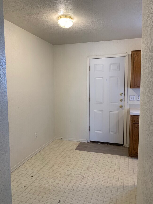 Photo - 1110 Leslie Cir Unidad B