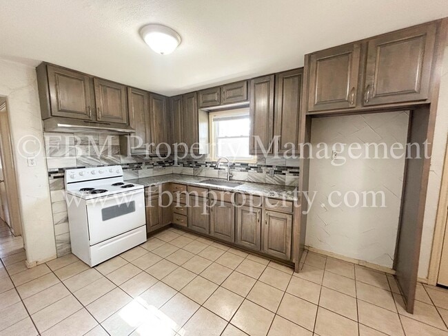 Photo - 4205 W Park Row Blvd
