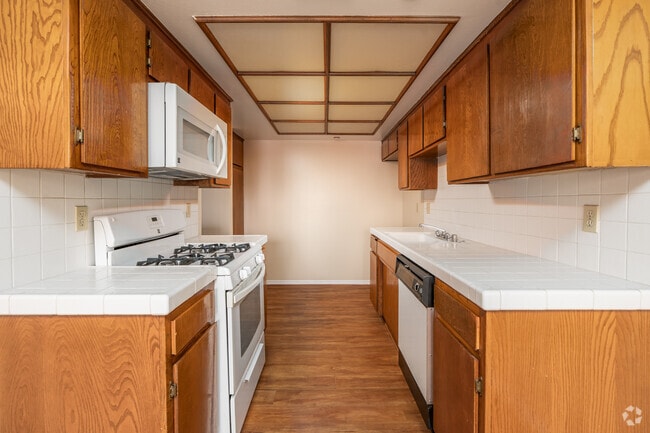 2BR, 2BA - 1,160SF - Kitchen - Casa Del Riverside Apartments