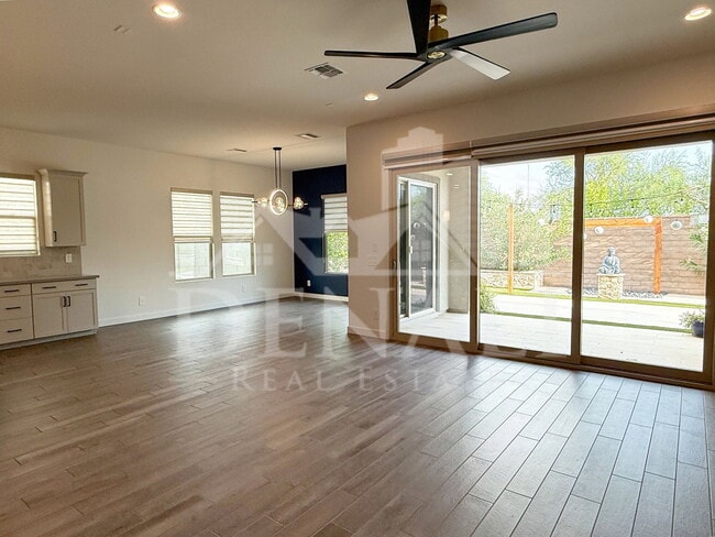 Photo - 1447 E Flower St