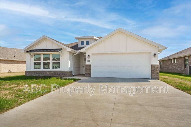 Building Photo - 800 Lewis St