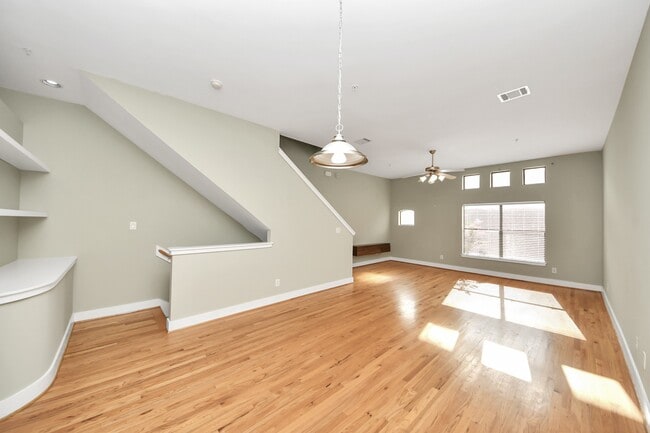Photo - 8715 Meadowcroft Dr Unit 404