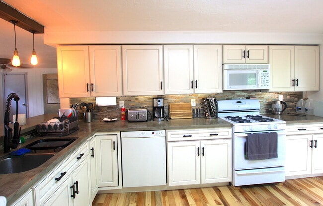 Photo - 5377 Bates Rd