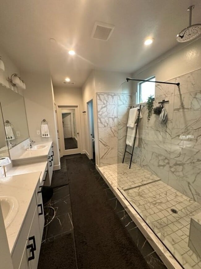 Photo - Beautiful home for rent in gated community in Visalia!