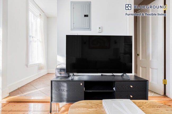 Photo - 11 Hereford St Unit FL3-ID558