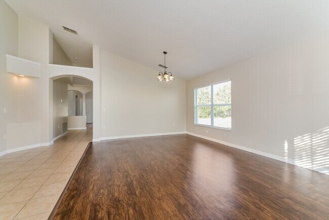 Photo - 137 Thornbury Dr