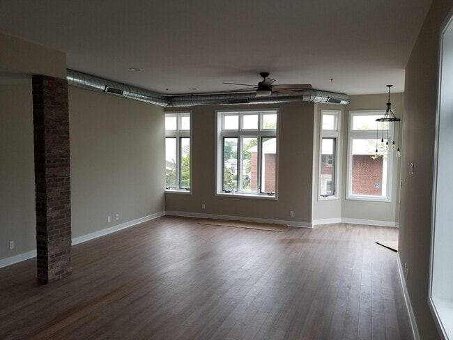 Loft space view #1 - 1548 119th St Unit 200