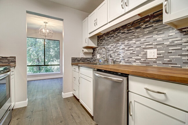 Building Photo - 480 N Civic Dr Unit 208  The Keys