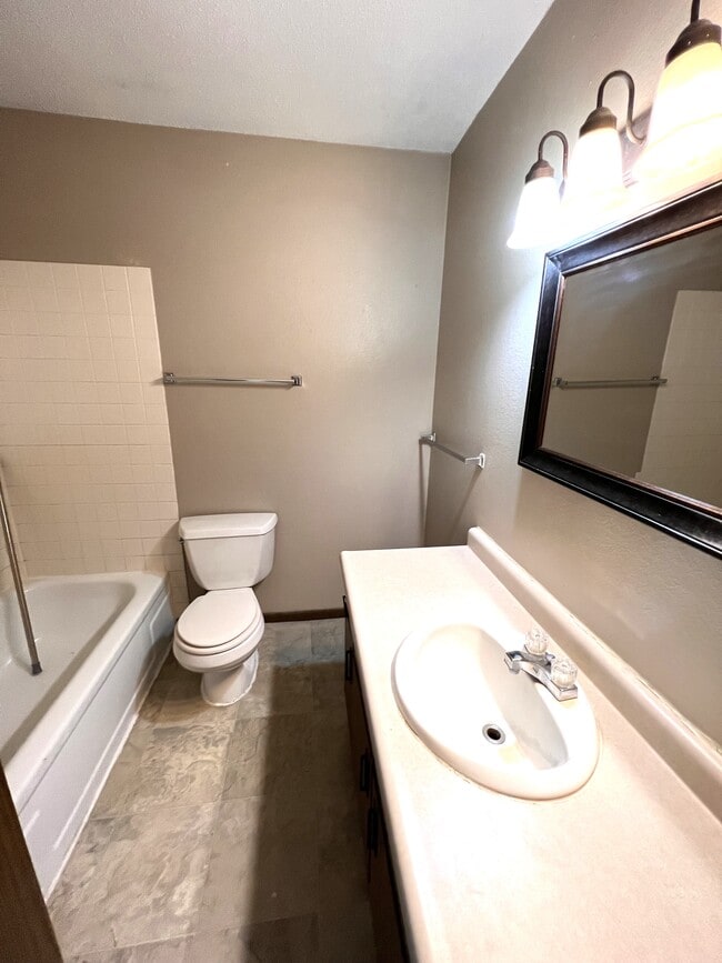 1400-2 bedroom unit-bath room