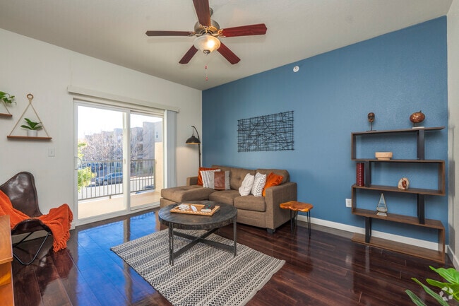 1 habitación, 1 baño - 646 pies cuadrados - Sala de estar - San Isidro - Washer/Dryer Included