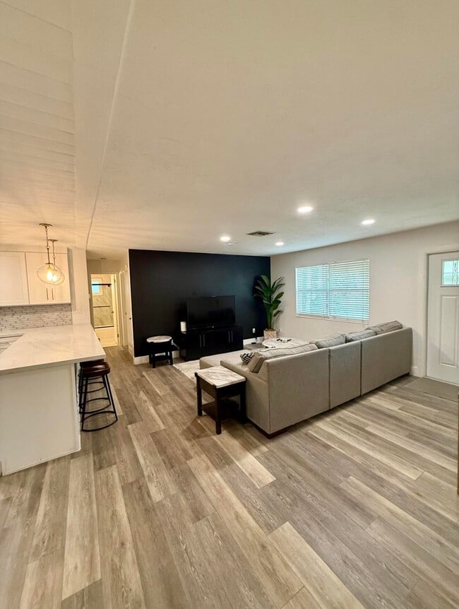 Photo - 511 SW N Riverpoint Dr