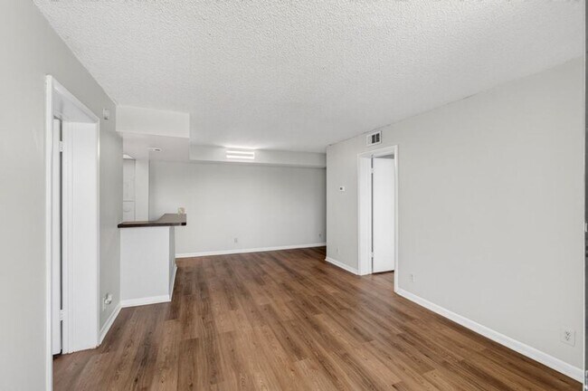 Photo - TWO BEDROOM ONE BATHROOM!! MOVE IN READY!! WATERFRONT COMMUNITY!! Unidad 32