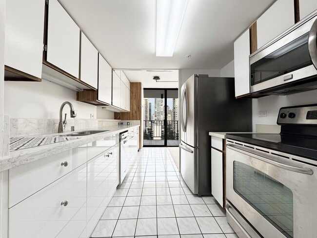 Photo - Large 2/2 in Heart of Waikiki with Central A/C & Utilities Included Unit 9C