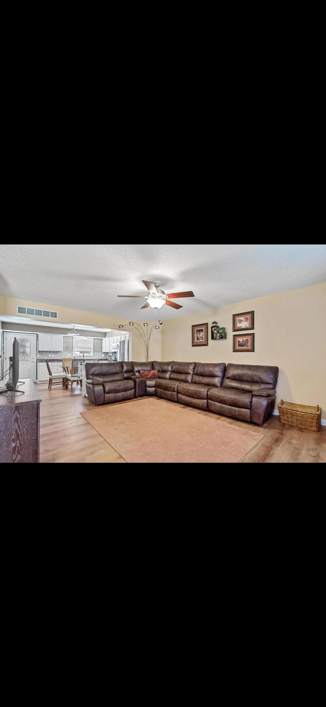 11 Deer Grove Dr