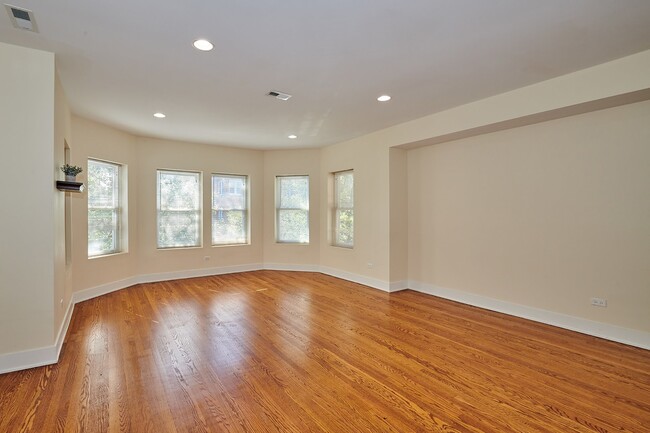 Photo - 6241 N Claremont Ave Unidad 3