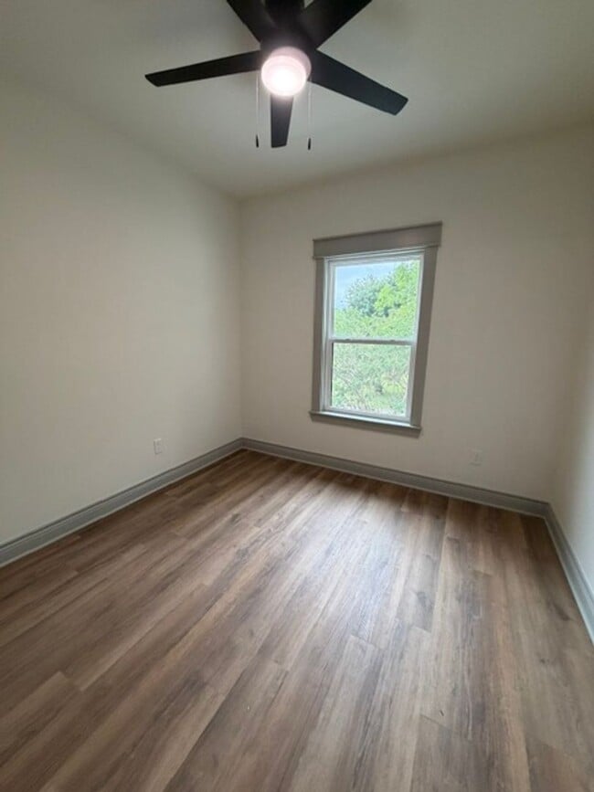 Photo - 301 Live Oak St