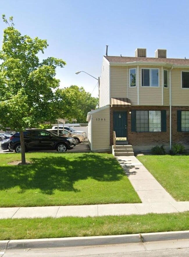 Photo - Awesome Rose Park Thouse in quiet community!