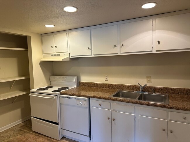 Photo - 500 Umstead Dr