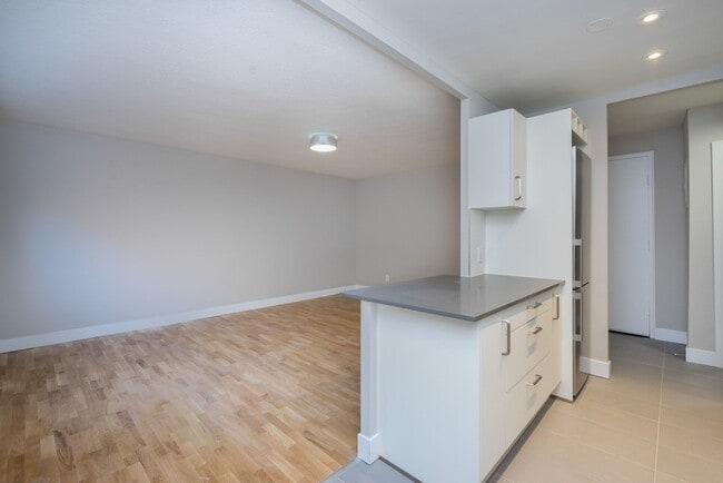 Building Photo - 1420 Kingston Rd Unit 402