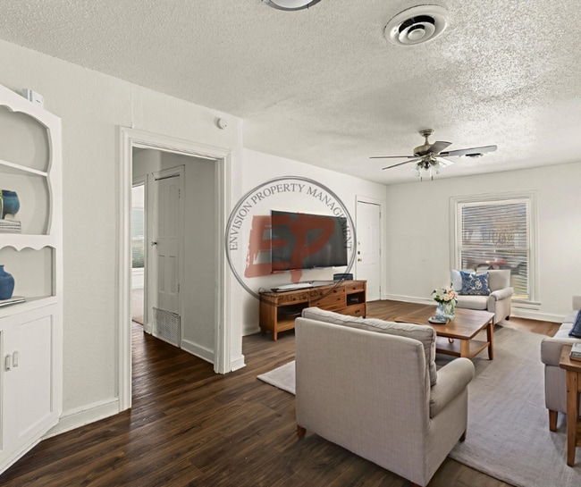 Photo - 2712 Lyle Ave