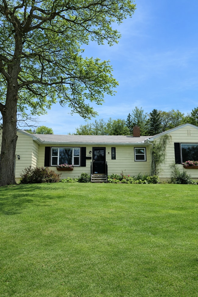 Building Photo - AVAILABLE NOW- 3 BED 2 BATH Home!