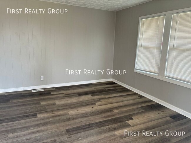 Photo - 1671 Gummer Ave