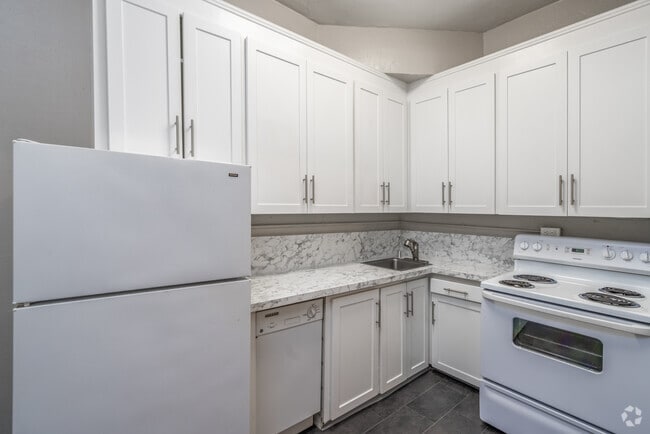 2BR, 1BA - 861SF - Kitchen