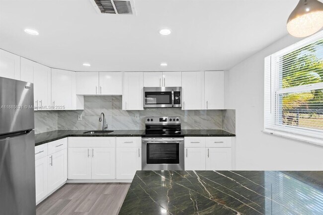 Building Photo - 1109 NE 6th Ave Unit 3 Rental