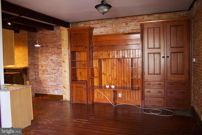 Photo - 209 W Chestnut St