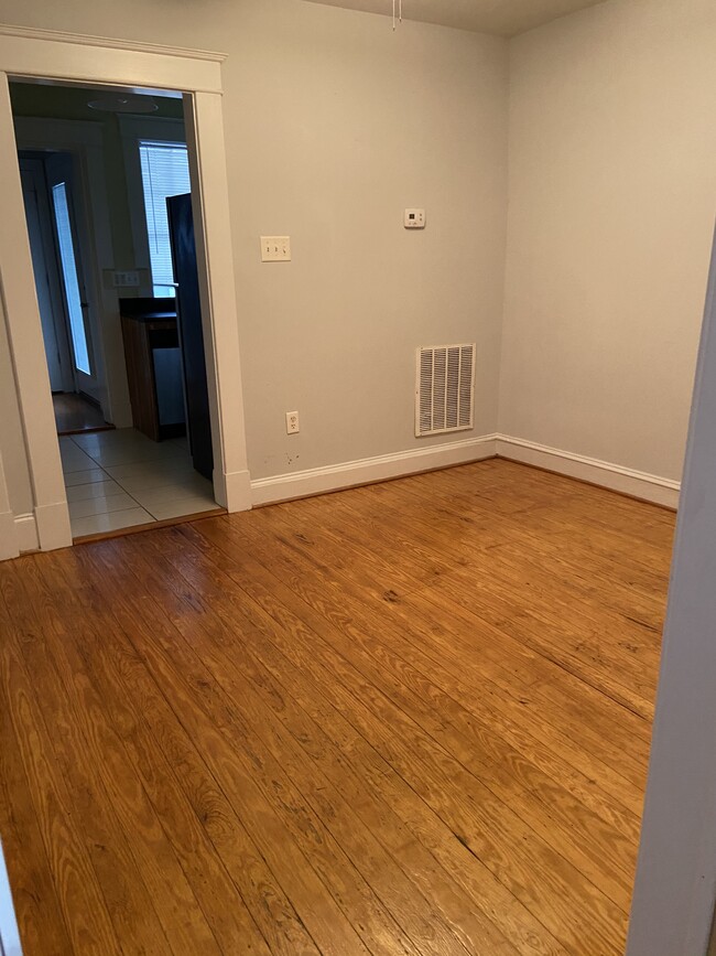 Living Room - 2306 Parkwood Ave Apartment Unit D