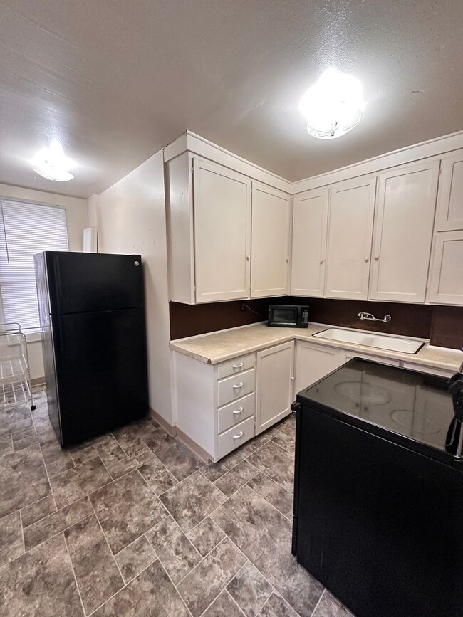 Building Photo - 607 N Elm St Unit 2