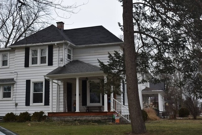 Building Photo - Two Bedroom One Bath Apartment