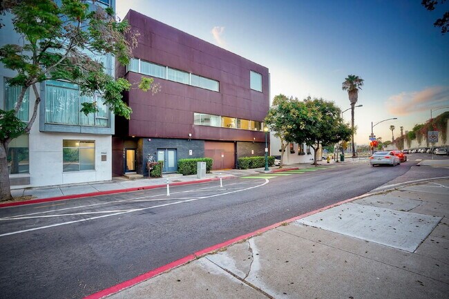 MODERN TOWNHOME, 2 EN SUITE BEDROOMS ON SEPARATE LEVELS, PRIVATE ROOF DECK WITH SUNSET VIEWS