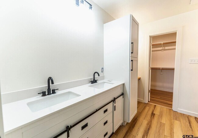 Photo - 1045 Jackson St N