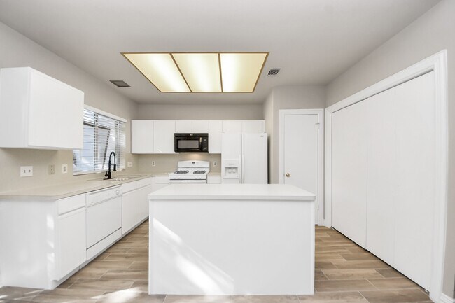 Photo - 2910 Grants Lake Blvd Unidad 1205