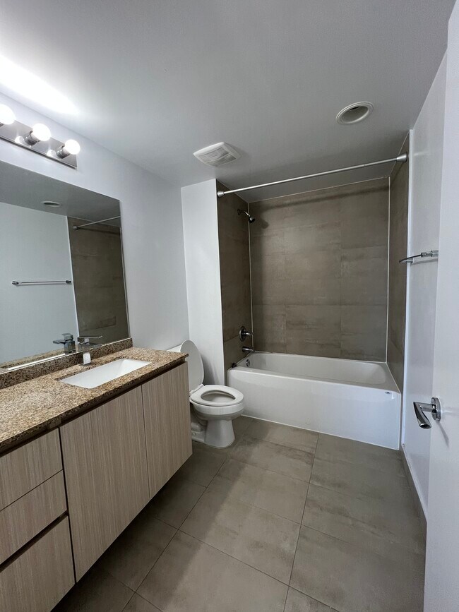 Photo - 255 NE 14th St Unidad B1