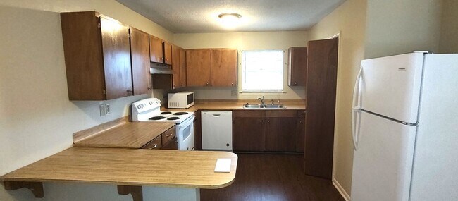 Photo - Spacious 2 Bedroom, 1 Bath Apartment on Er... Unidad 203A