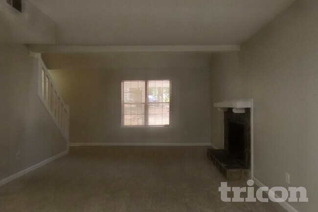 Photo - 525 Windsor Dr SE