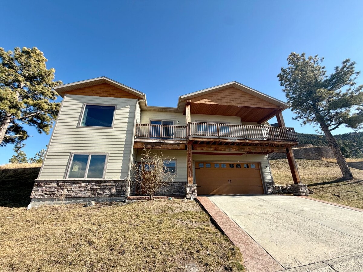 Beautiful 3 Bed 3 Bath Single Family Home with Attached Garage and Stunning Views! - Beautiful 3 Bed 3 Bath Single Family Home with Attached Garage and Stunning Views!