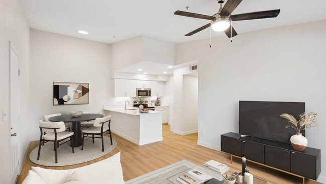 Sala de estar con suelo de superficie dura - Mill Creek