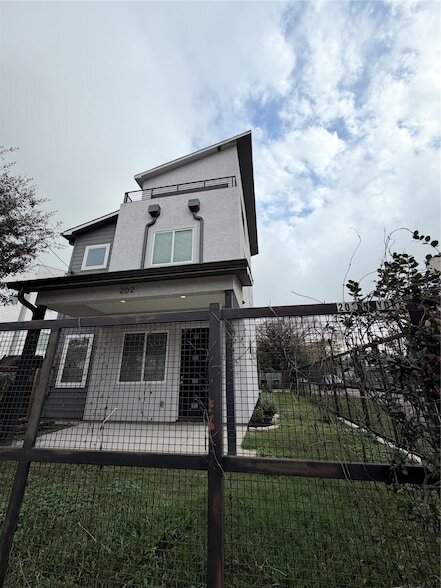 Photo - 202 N York St