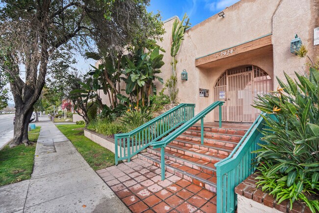 Photo - 7924 Woodman Ave Unit 3