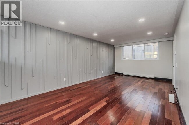 Photo - 550 Parkview Crescent