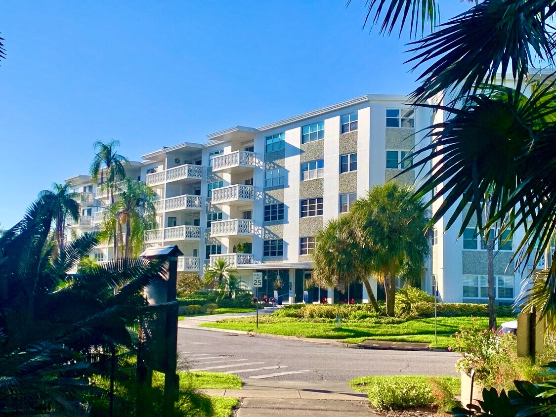 5-story solid concrete mid-century structure - 1100 N Shore Dr NE (Saint Petersburg, FL)